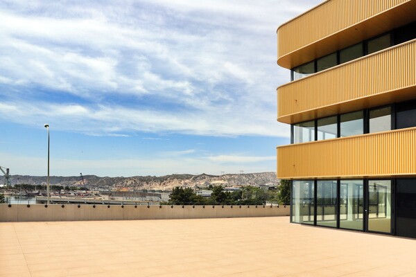 Terrasse avec vue sur mer - Immeuble d'entreprise avec accès centre ville de Marseille